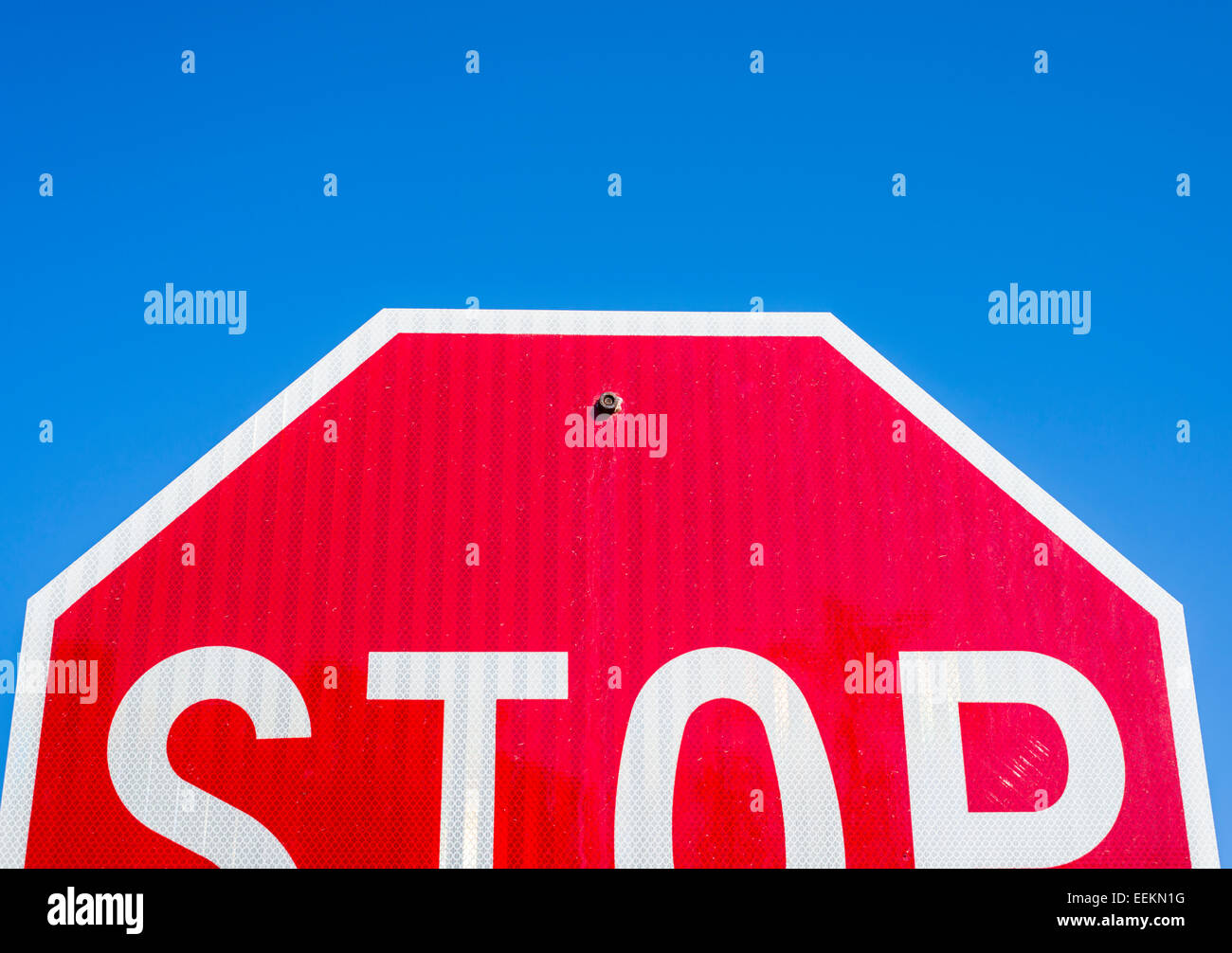 Konzeptionelle Image an, das über die Hälfte eines STOP-Schild. Nicht auf halbem Weg anhalten. Stockfoto