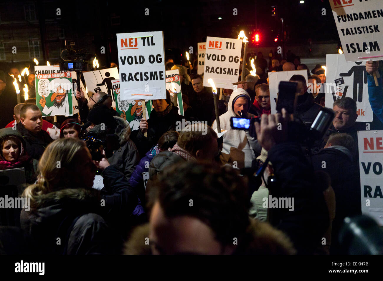 Kopenhagen, Dänemark, 19. Januar 2015: Anti-Islamisierung Demonstranten versammelten sich vor der dänischen Nationalgalerie in Kopenhagen. Die Demonstration wurde von der neuen dänischen Pegida-Organisation angeordnet, die nimmt seine Inspiration aus der deutschen Organisation mit dem gleichen Namen. Bildnachweis: OJPHOTOS/Alamy Live-Nachrichten Stockfoto