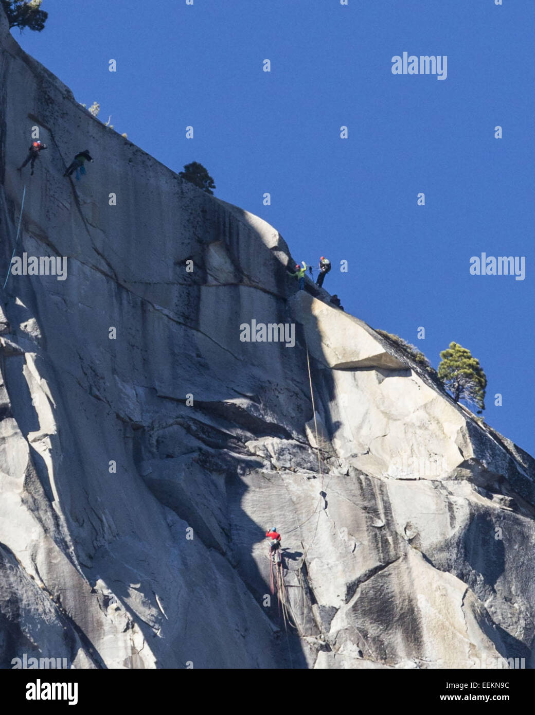 Yosemite Nationalpark, Kalifornien, USA. 19. Januar 2015. Mittwoch, den 14. Januar hebt 2015.TOMMY CALDWELL (Top-gelbes Hemd, rote Helm) seinen Arm wie er auf die Dawn Wall am Yosemite Nationalpark El Capitan (El Cap) tops aus. Am Standplatz Schlag, seinem Kletterpartner wirft KEVIN JORGESON (unten rot Hemd) seinen Arm in Richtung CALDWELL. CALDWELL ist der erste Mann, frei klettern Dawn Wall, lange Zeit als von vielen in der Kletterwelt ein unmögliches Meisterstück. © Tracy Barbutes/ZUMA Draht/Alamy Live-Nachrichten Stockfoto