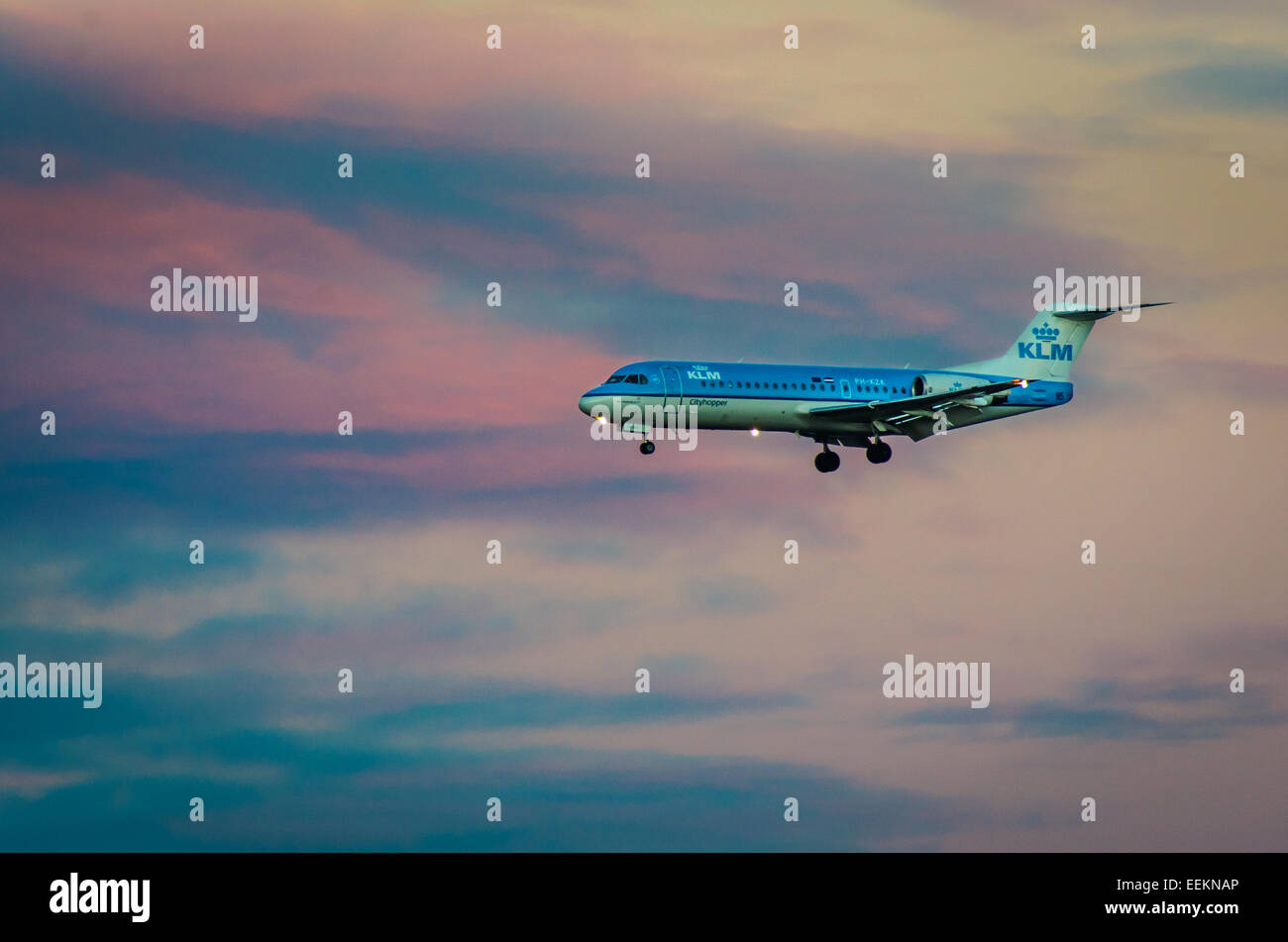 Ein KLM königliches dutch Airlines Koninklijke Luchtvaart Maatschappij kommen in Cardiff Flughafen landen Stockfoto