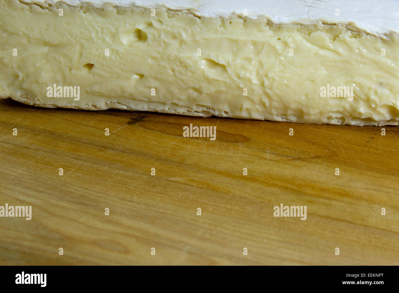 Keil von Brie Käse auf Holzbrett Stockfoto