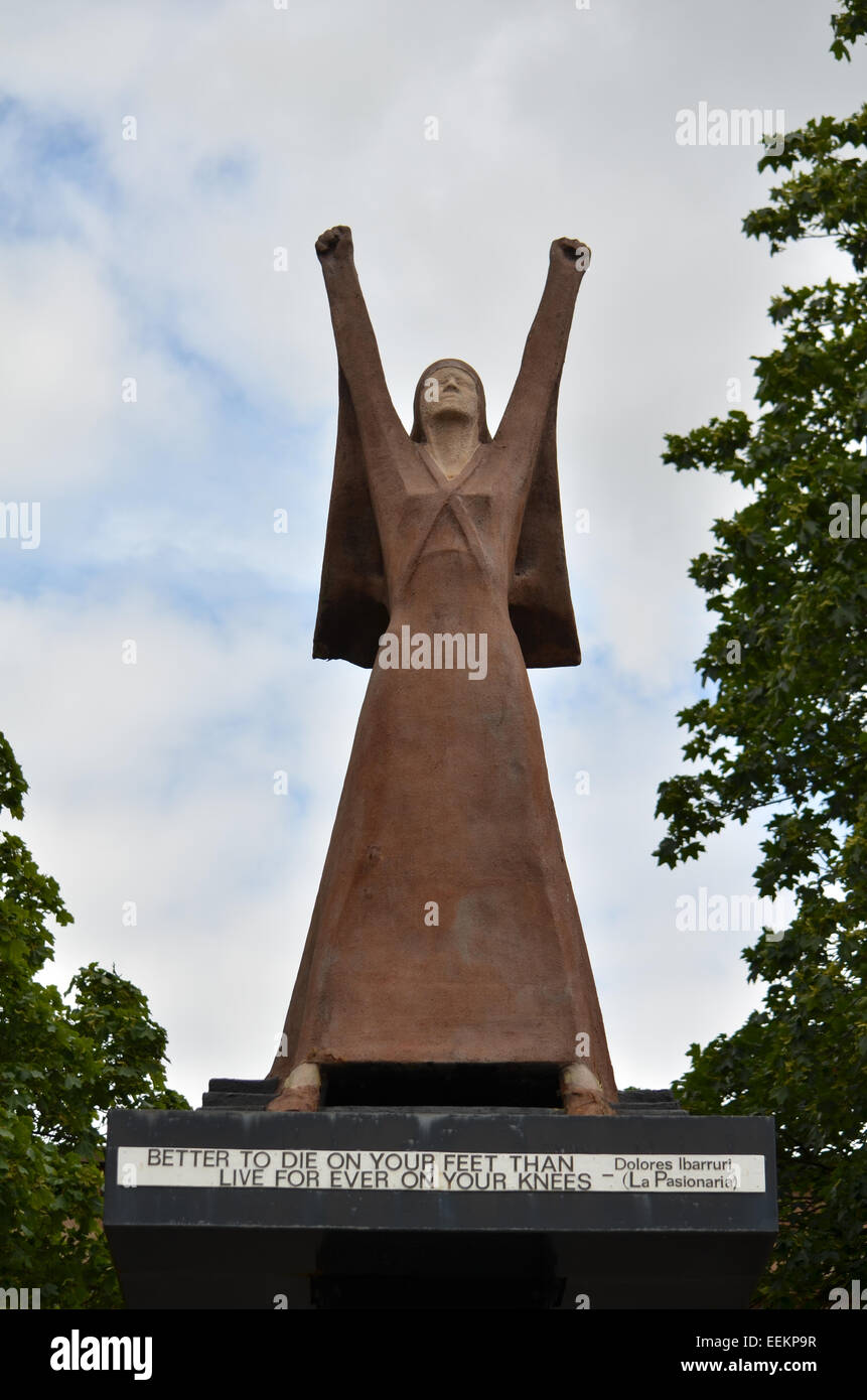 "La Pasionaria" (The Passion Flower) ist eine stilisierte Frauengestalt, Dolores Ibarruri, stehend mit erhobenen Armen. Stockfoto