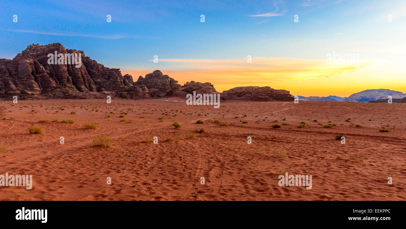 Panorama eines Sonnenuntergangs in der Wüste Wadi Rum, Jordanien Stockfoto