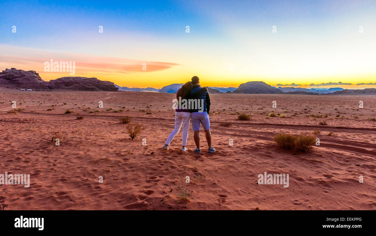 Paar genießt den Sonnenuntergang in der Wüste Wadi Rum in Jordanien Stockfoto