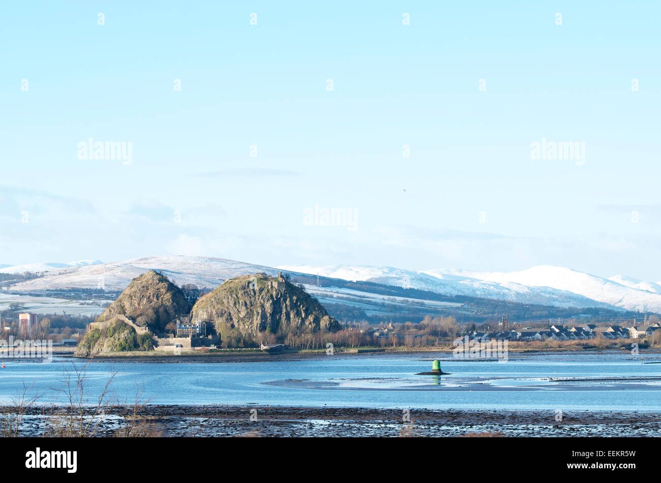 Dumbarton Rock an der Mündung des Flusses Clyde mit Schnee bedeckt Kilpatrick Hills hinter. Stockfoto