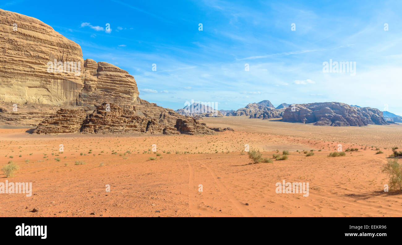 Der Wüste Wadi Rum in einem sonnigen Tag in Jordanien Stockfoto