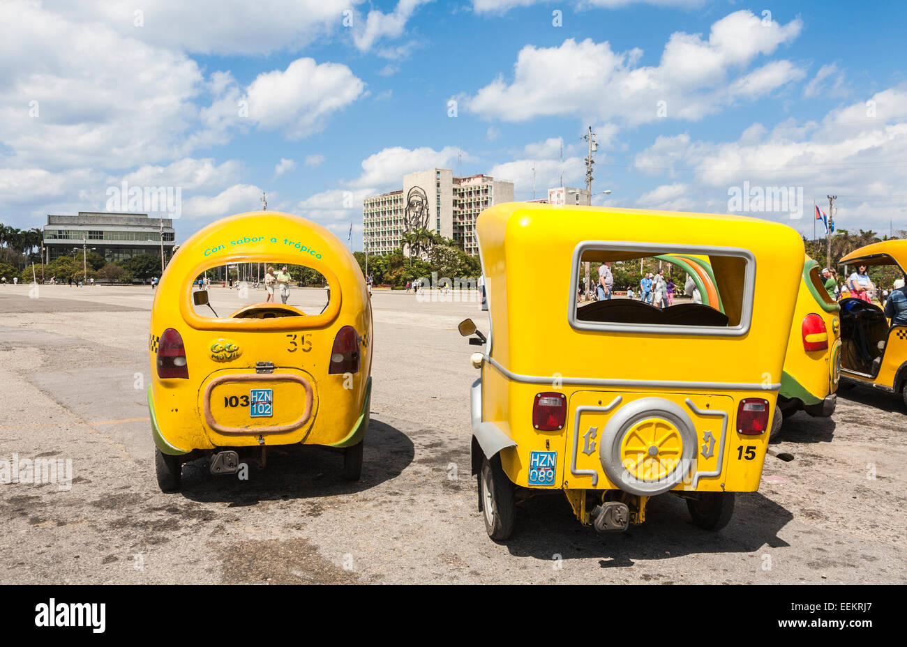 Sehenswürdigkeiten Transport: Gelb coco Taxis an das Ministerium des Innern Gebäude wartet mit Bild von Che Guevara, Plaza de la Revolución, Havanna, Kuba Stockfoto