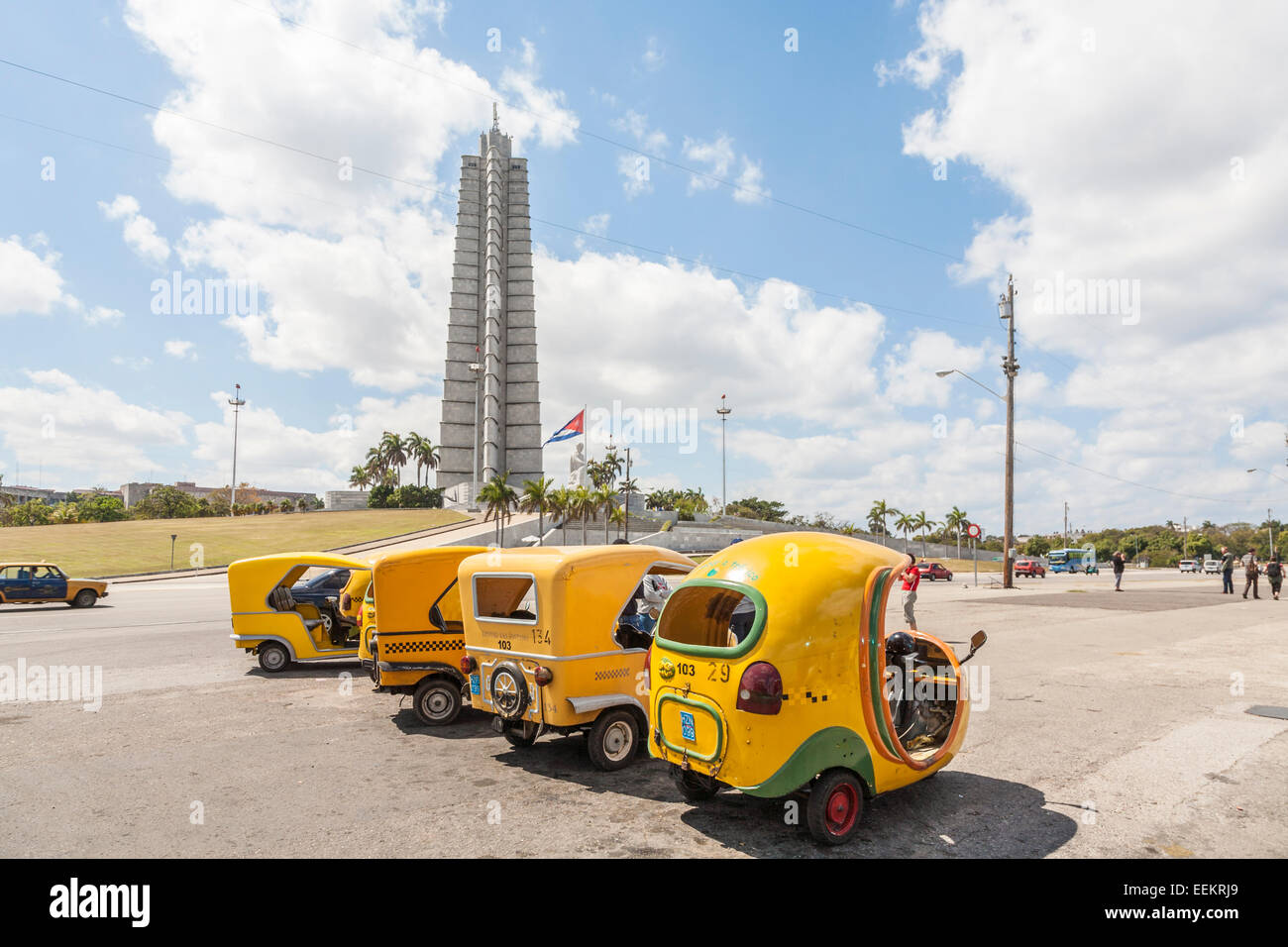 Memorial Jose Marti, mit einer Reihe von typischen traditionellen gelben coco Taxis warten aufgereiht an der Plaza de la Revolución (Platz der Revolution), Havanna, Kuba Stockfoto