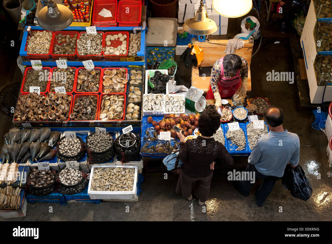 Shopper durchgehen die vielen Sorten von Meeresfrüchten auf dem Noryangjin Fischmarkt in Seoul. Stockfoto