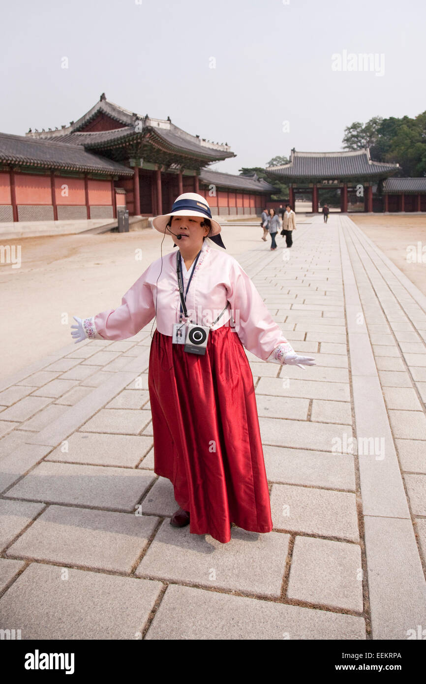Ein Reiseleiter spricht für Besucher im Changdeok Palast in Seoul, Südkorea. Stockfoto