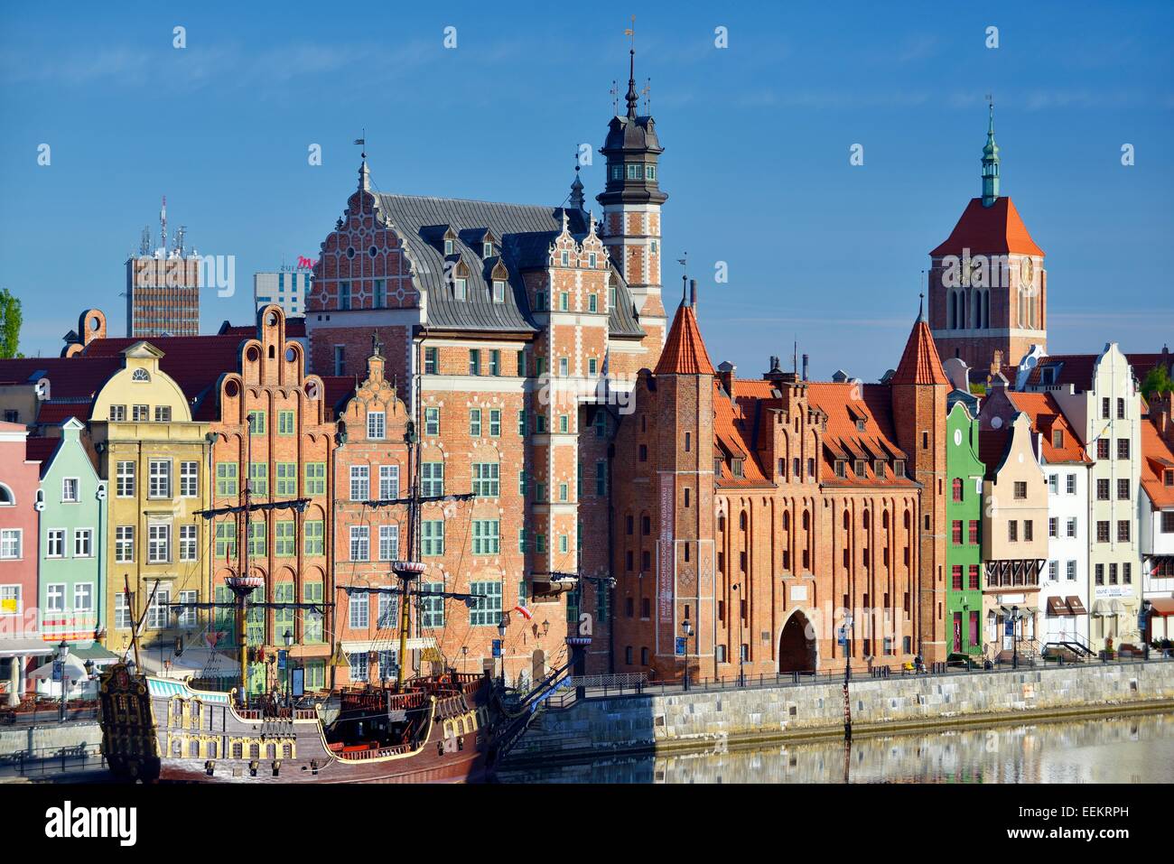 Danzig Polen. Altstadt. Dlugie Pobrzeze und Mariacka Tor Fassade auf der Mottlau Touristengegend. Sommermorgen Stockfoto