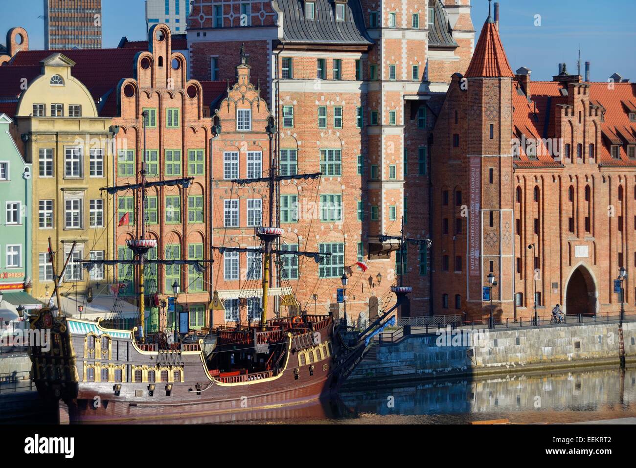 Danzig Polen. Altstadt. Dlugie Pobrzeze und Mariacka Tor Fassade auf der Mottlau Touristengegend. Sommermorgen Stockfoto