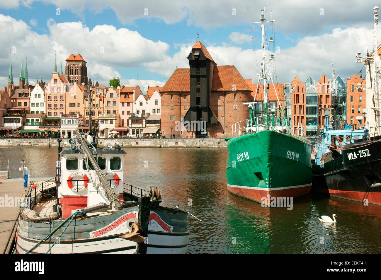 Danzig Polen. Altstadt. Angelboote/Fischerboote auf der Mottlau. Mittelalterliche Kran Tor und die historischen Gebäude auf dem Dlugie Pobrzeze Stockfoto