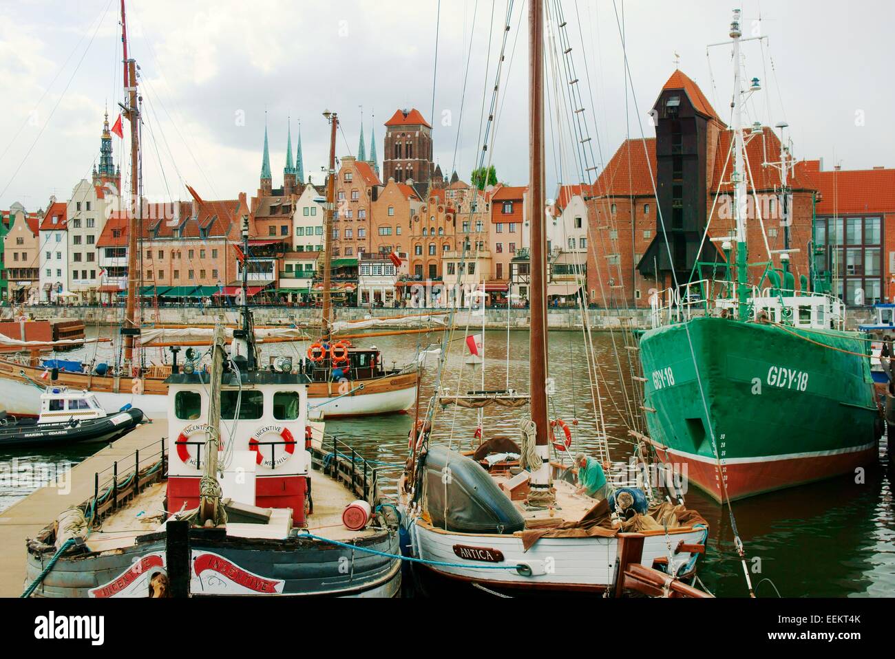 Danzig Polen. Altstadt. Angelboote/Fischerboote auf der Mottlau. Mittelalterliche Kran Tor und die historischen Gebäude auf dem Dlugie Pobrzeze Stockfoto