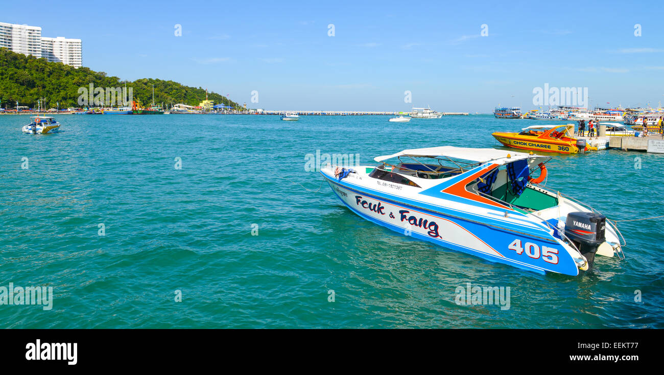 PATTAYA, THAILAND - Dezember 29: Motorboot Boot Park für Besucher zum Hafen mit Küste von Pattaya City am 29. Dezember, Stockfoto