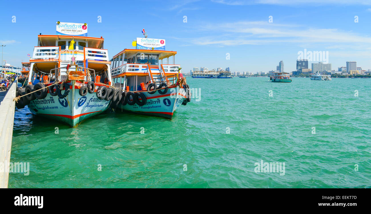 PATTAYA, THAILAND - Dezember 29: Passagierschiff im Boot Park für Besucher zum Hafen mit Küste von Pattaya City am Dezember Stockfoto