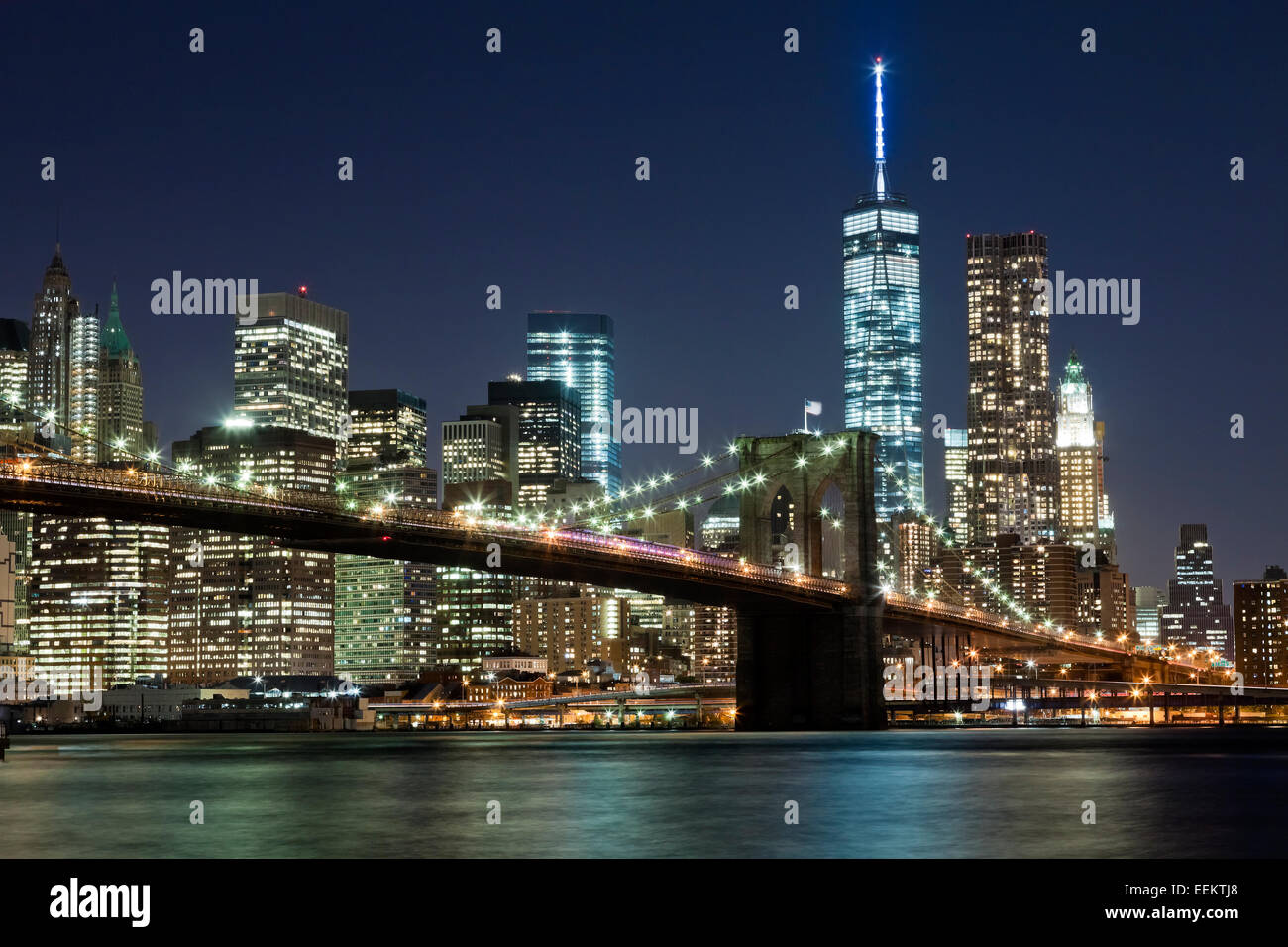 Die New Yorker Skyline bei Nacht w Brooklyn Bridge und der Freedom tower Stockfoto