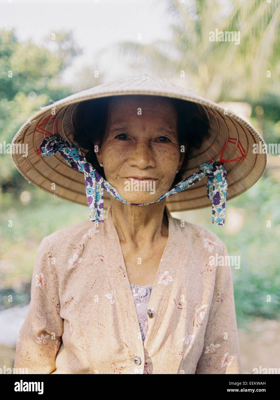 Portrt der alten Frau in traditioneller Kleidung und Bambus Hut,  Mekong-Delta Stockfotografie - Alamy