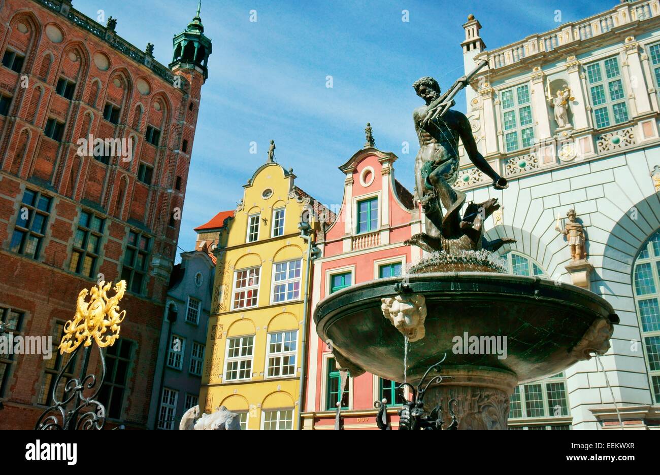 Danzig Polen. Der Neptun-Brunnen errichtet 1633 vor die reich verzierten Fassaden der Main-Rathaus und das Gericht von Artus Stockfoto