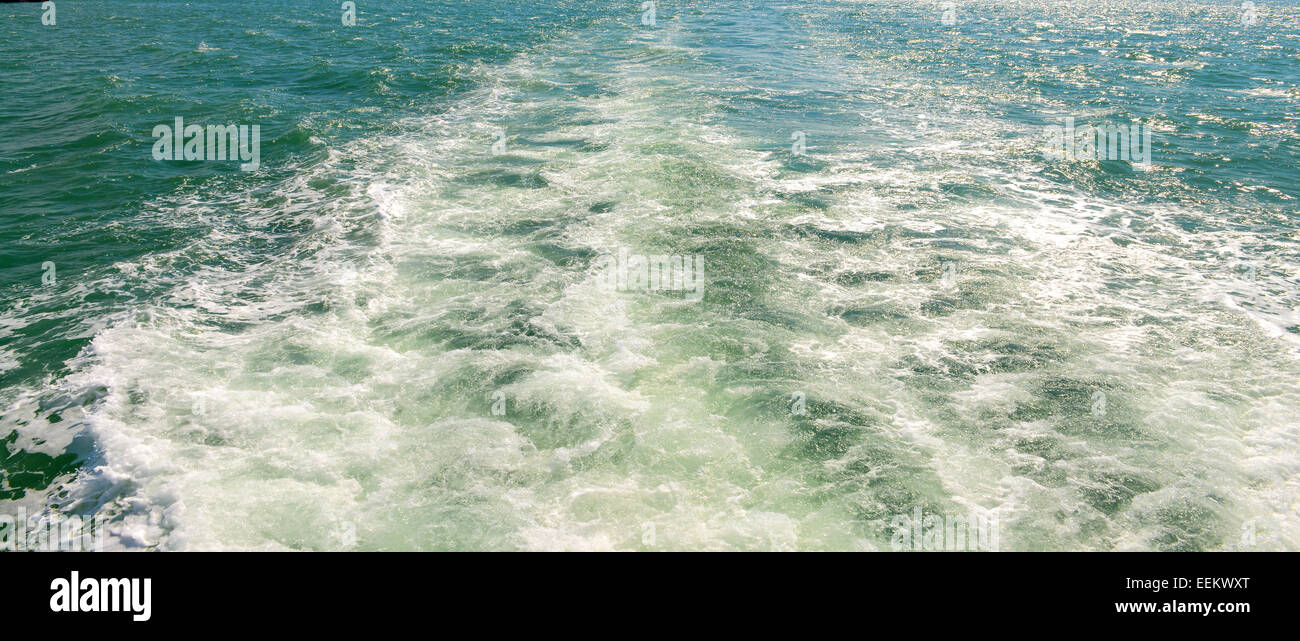 Anschluss an ein Boot vom Heck eines Schiffes gesehen. Stockfoto