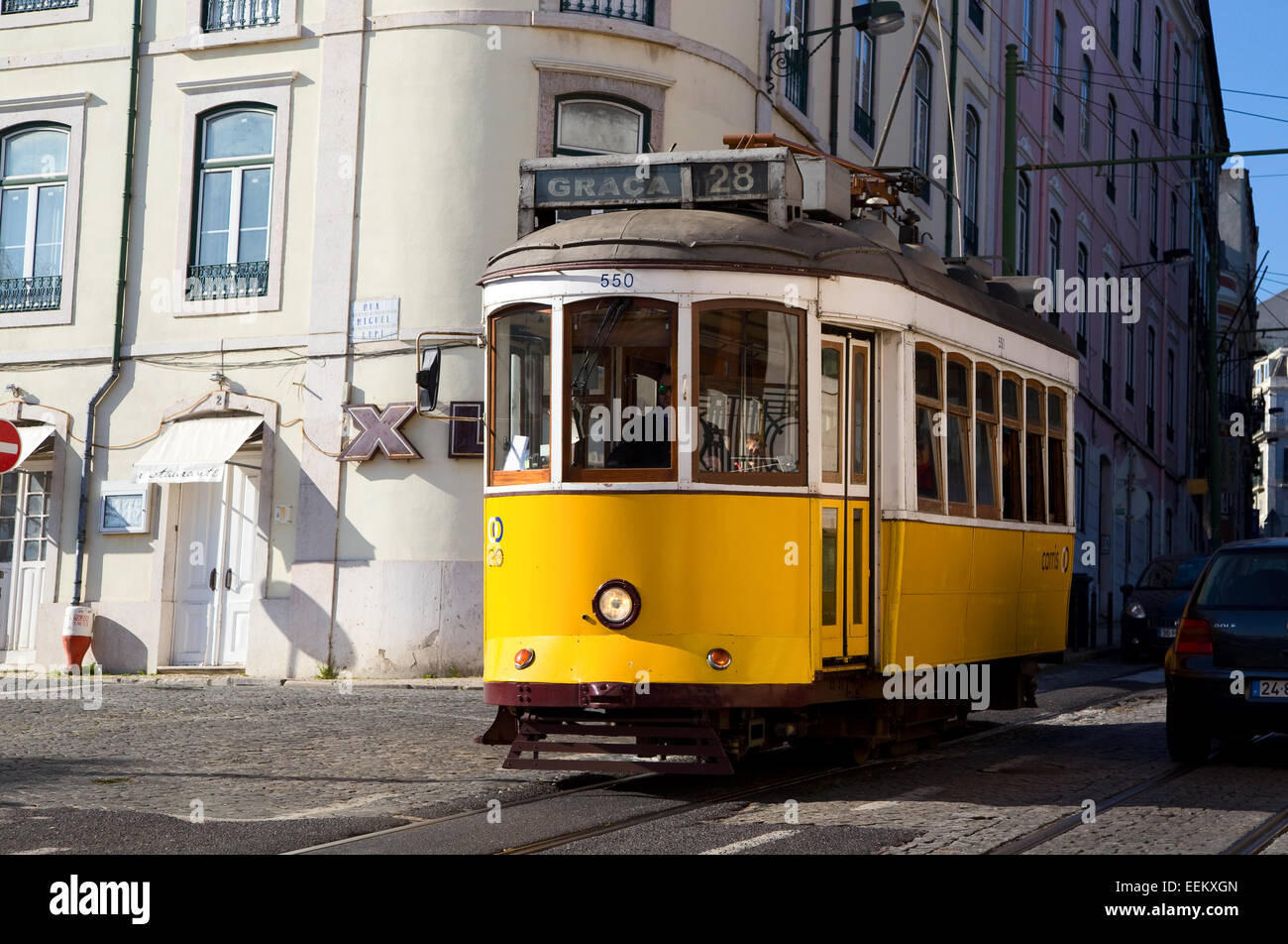 Lissabon - 11. Januar: Einer alten traditionellen Straßenbahn am 11. Januar 2015, in Lissabon, Portugal. Lissabons Straßenbahnlinie 28 ist eine der Stockfoto