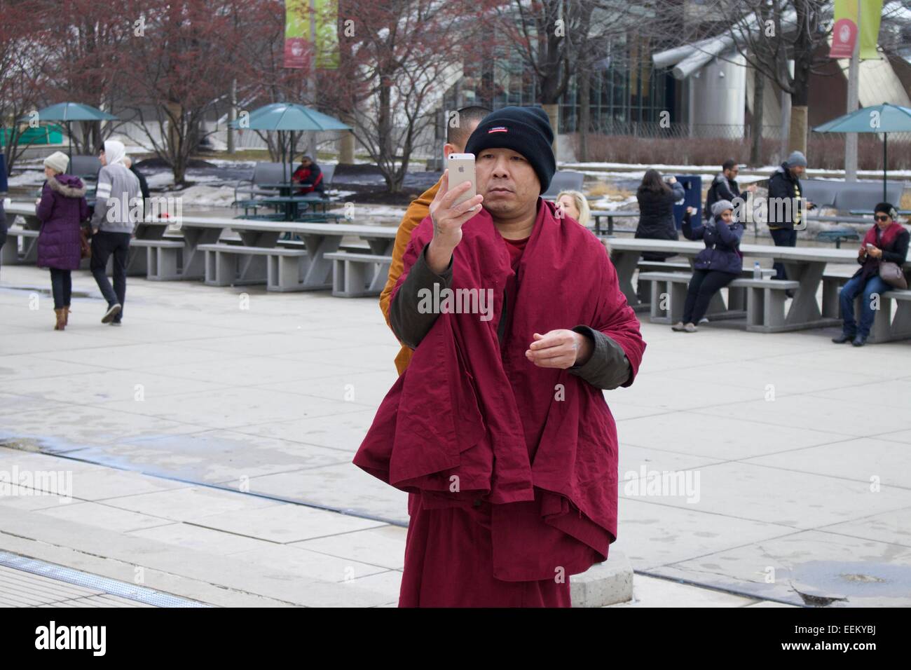 Buddhistischer Mönch schnappen iPhone Foto. Millennium Park, Chicago, Illinois Stockfoto