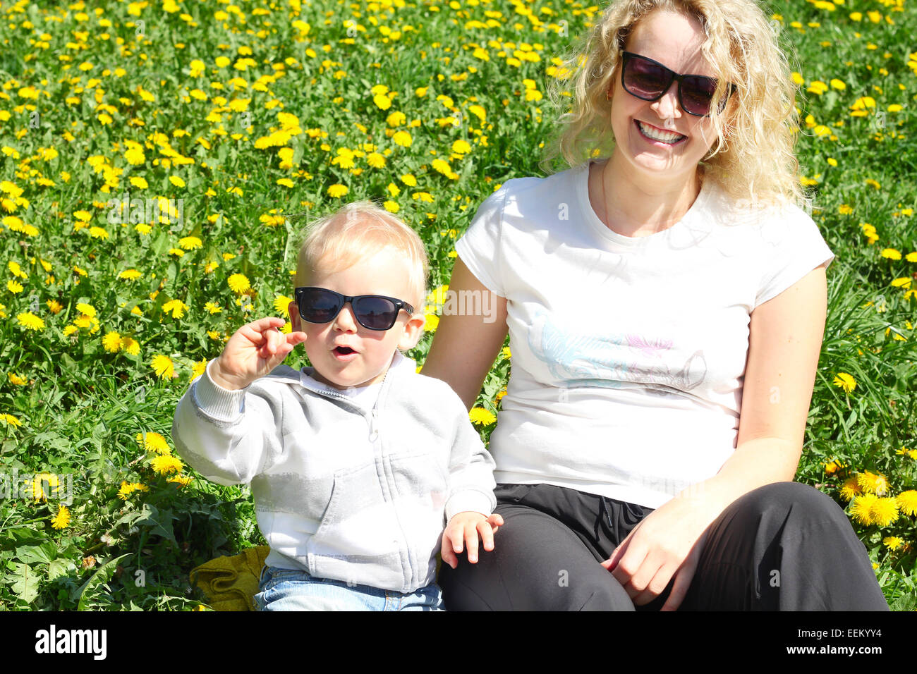 Lustige Mutter und Kind ähnliche Sonnenbrille Stockfoto