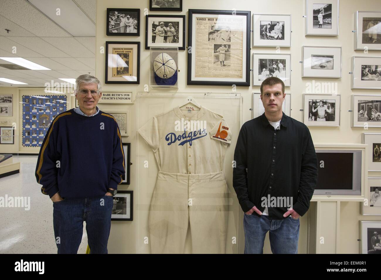 Los Angeles, Kalifornien, USA. 30. Dezember 2014. Gary Cypres, Sports Memorabilia Sammler und sein Sohn Jeremy Cypres begann PriceRealized.com, erste und einzige umfassende Preisdatenbank die Sport-Memorabilien-Industrie und Forschungsservice. Foto von Ringo Chiu/PHOTOFORMULA.com) © Ringo Chiu/ZUMA Draht/Alamy Live-Nachrichten Stockfoto