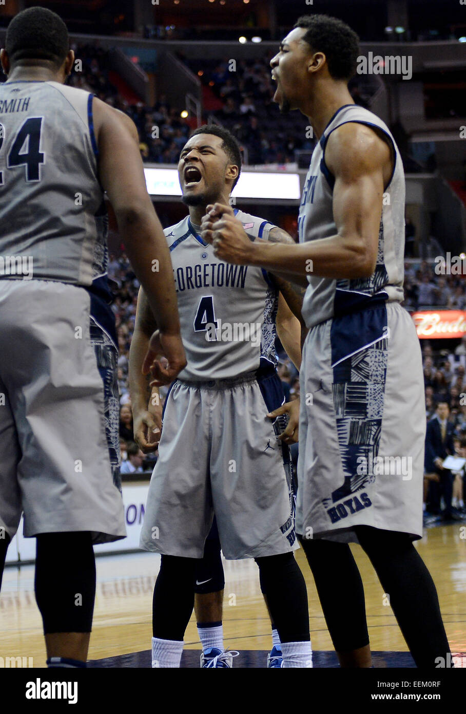 Washington, DC, USA. 19. Januar 2015. 20150119 - Georgetown Wache D'Vauntes Smith-Rivera (4) und Georgetown vorwärts Isaac Copeland (11), rechts, eine Partitur zu feiern plus foul von Georgetown Center Joshua Smith (24) gegen Villanova in der zweiten Jahreshälfte eine NCAA Männer Basketball-Spiel im Verizon Center in Washington. Georgetown besiegte Villanova, 78-58. Bildnachweis: Chuck Myers/ZUMA Draht/Alamy Live-Nachrichten Stockfoto