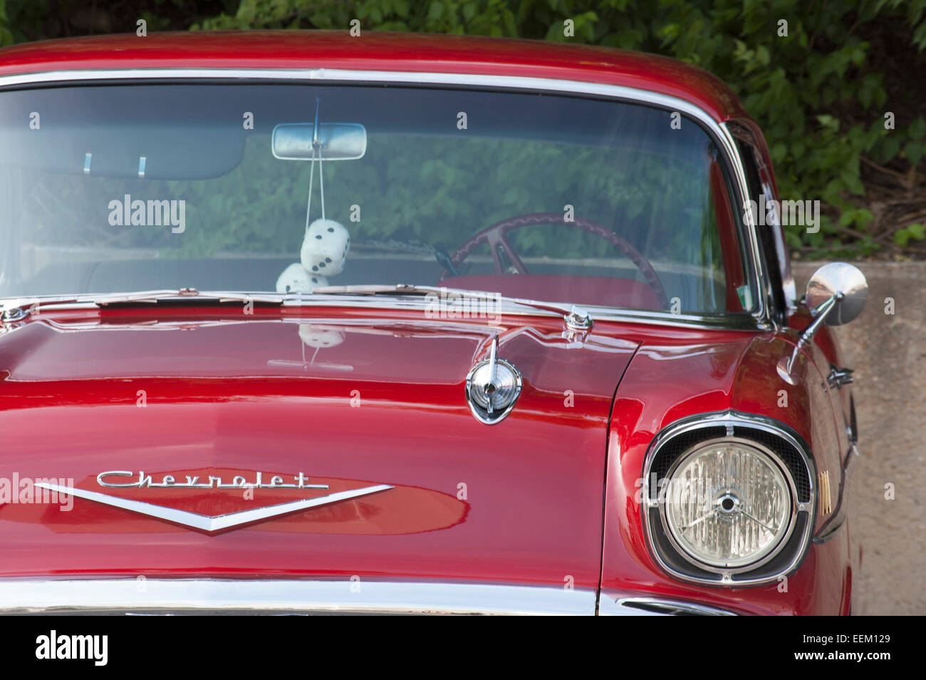 Detail der durch einen klassischen 50er Modell roten Chevrolet Kfz Stockfoto