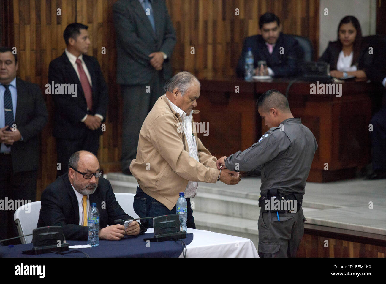 Guatemala-Stadt, Rigoberta Menchú. 31. Januar 1980. Ehemaligen guatemaltekischen Polizei Chef Pedro Garcia Arredondo steht Testversion in Guatemala-Stadt, Hauptstadt von Guatemala, 19. Januar 2015. Laut lokalen Presseberichten Strafgerichtshof Pedro Garcia Arredondo von verschiedenen Straftaten, darunter Mord, versuchter Mord und Verbrechen gegen die Pflichten der Menschlichkeit, wegen seiner Beteiligung an dem Massaker von 37 Menschen, darunter Vicente Menchú, Vater von indigenen Aktivist Rigoberta Menchú in der spanischen Botschaft in Guatemala am 31. Januar 1980 sind schuldig erklärt. Bildnachweis: Luis Echeverria/Xinhua/Alamy Live-Nachrichten Stockfoto