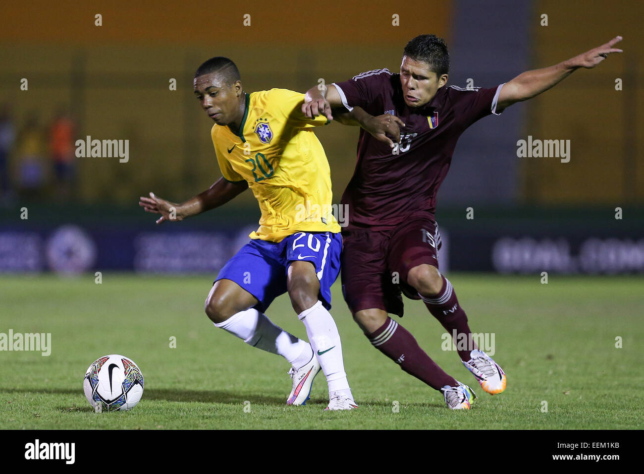 Maldonado, Uruguay. 19. Januar 2015. Brasilianischer Spieler Malcolm (L) wetteifert mit Venezuelas Daniel Carrillo während eines Fußballspiels südamerikanische u-20 zwischen Brasilien und Venezuela in Maldonado, Uruguay, am 19. Januar 2015. Brasilien gewann 2: 0. Bildnachweis: Xu Zijian/Xinhua/Alamy Live-Nachrichten Stockfoto