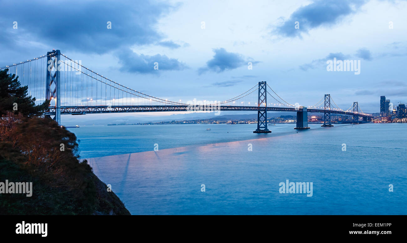 San Francisco Bay Bridge in der Dämmerung Stockfoto