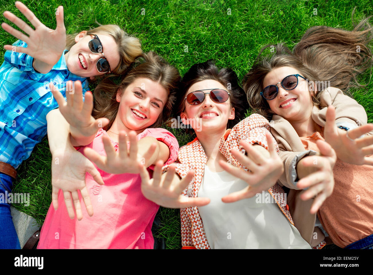 Jung und glücklich Freundinnen oder Klassenkameraden, die Spaß an der Schule oder Universität Pause. Stockfoto