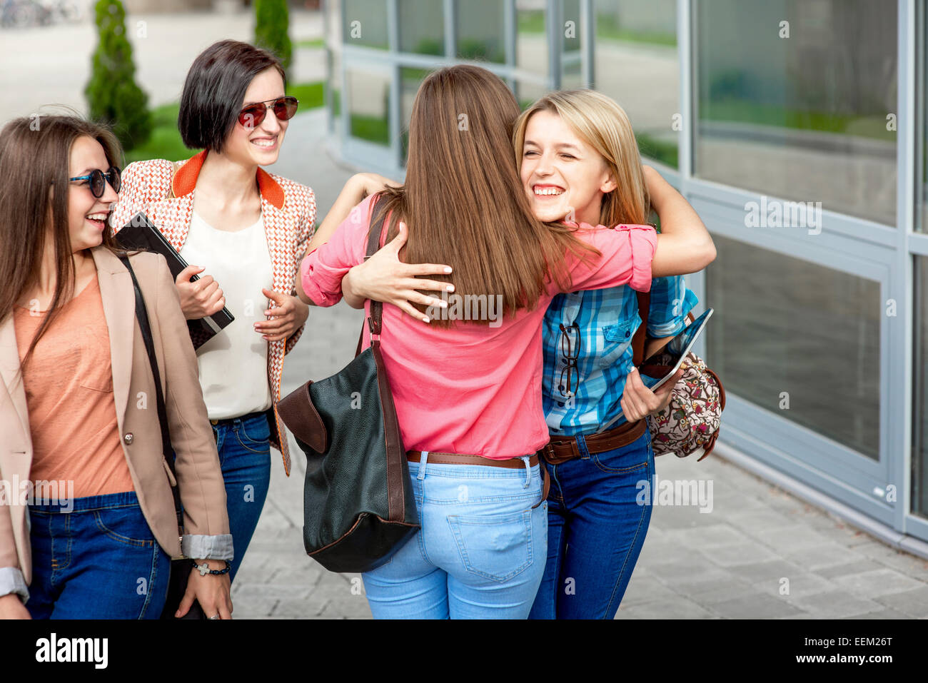 Jung und glücklich Freundinnen oder Klassenkameraden, die Spaß an der Schule oder Universität Pause. Stockfoto