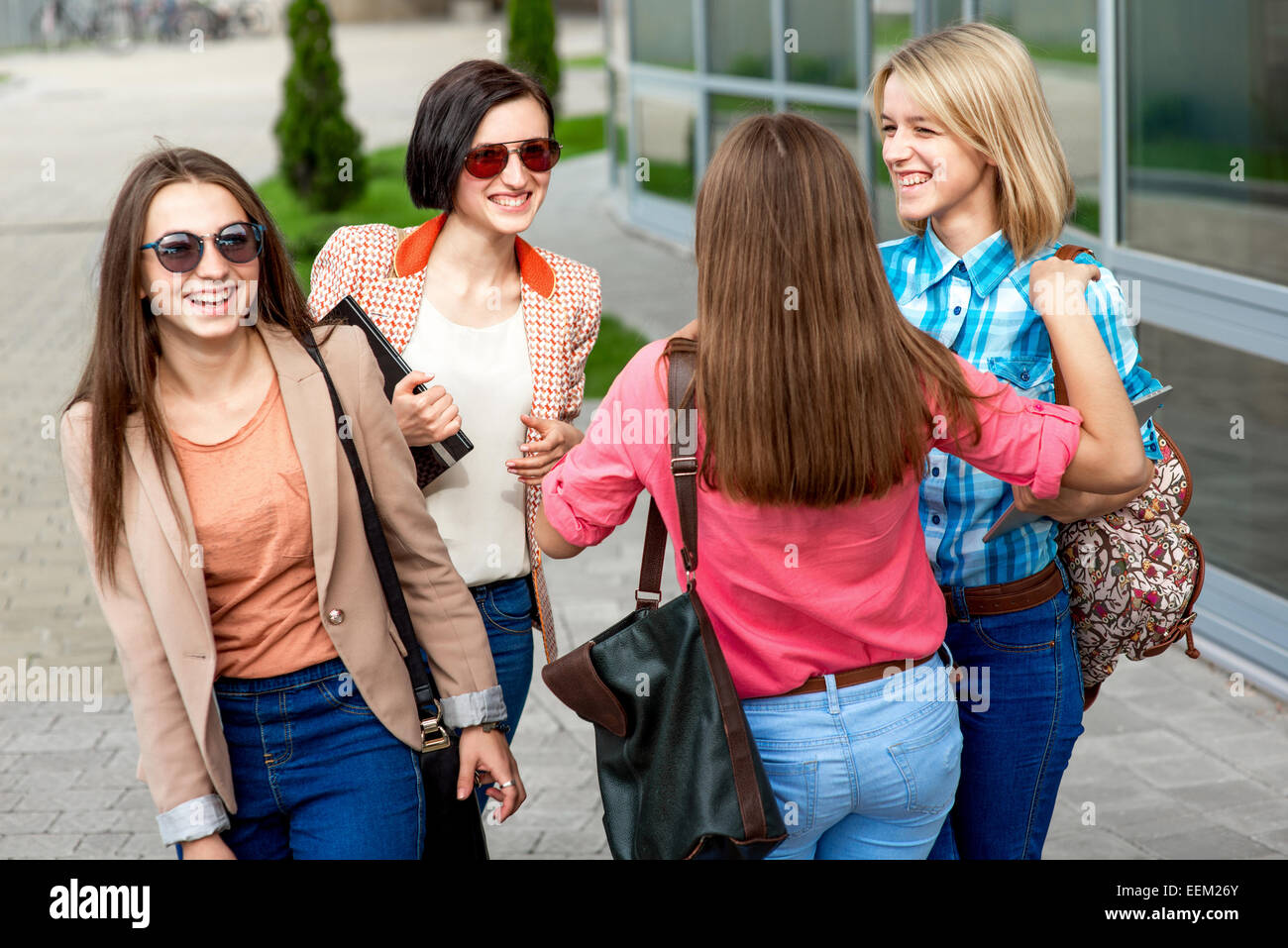 Jung und glücklich Freundinnen oder Klassenkameraden, die Spaß an der Schule oder Universität Pause. Stockfoto