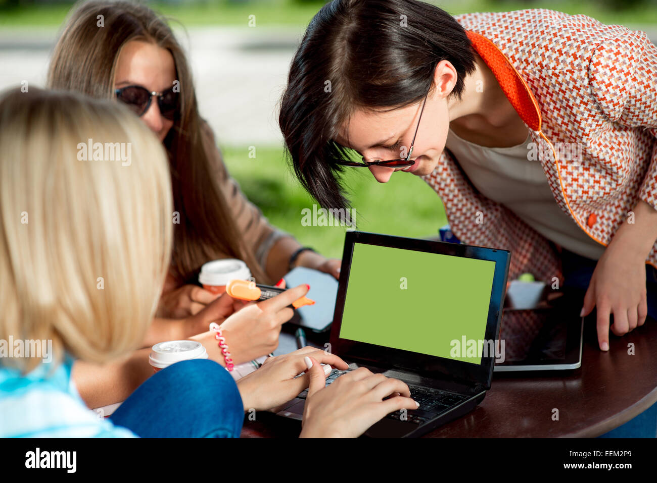 Jung und glücklich Freundinnen oder Klassenkameraden, die Spaß an der Schule oder Universität Pause. Stockfoto