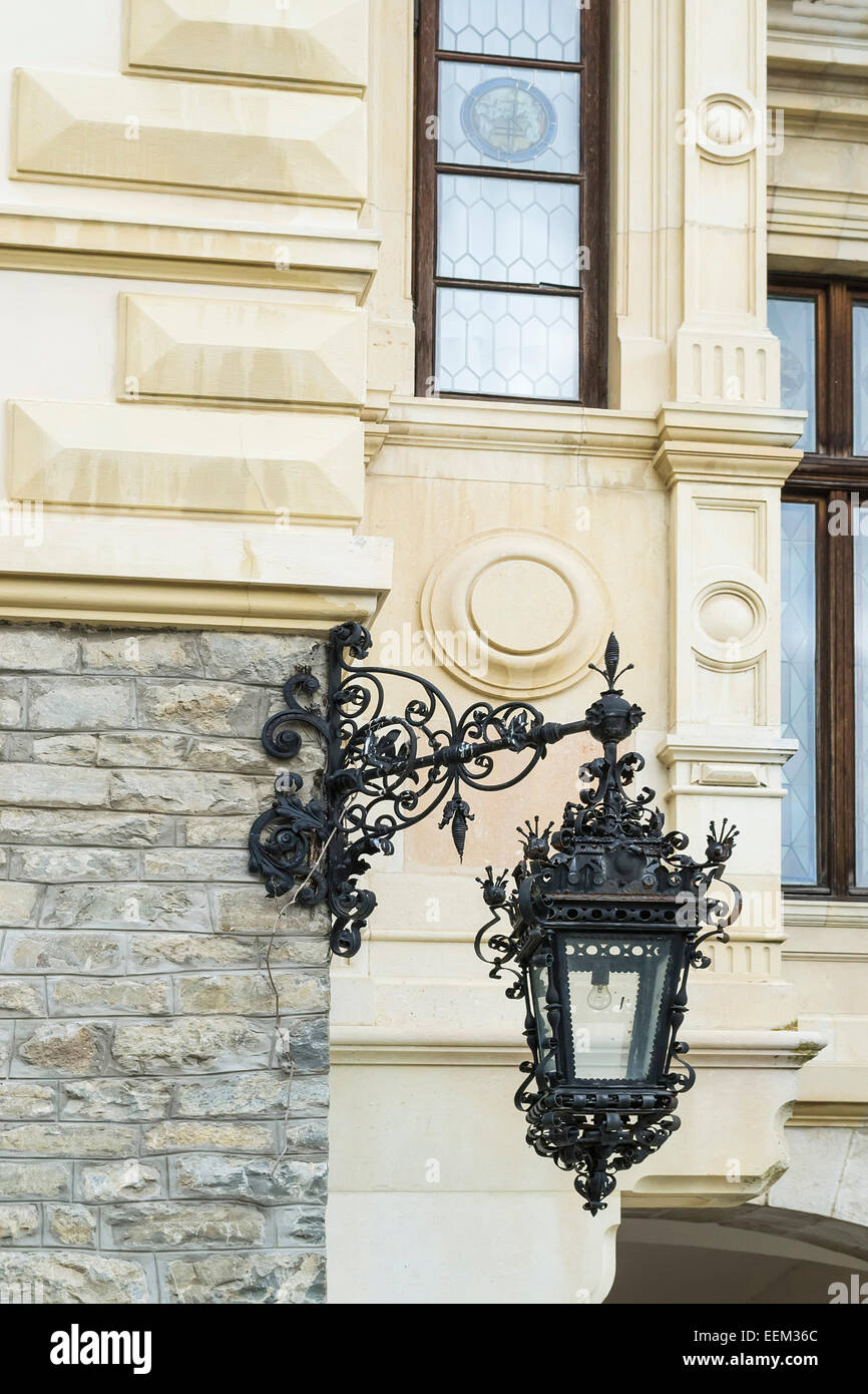 Detailansicht der eine schwarz, Retro-Straßenlaterne an der Wand befestigt Stockfoto
