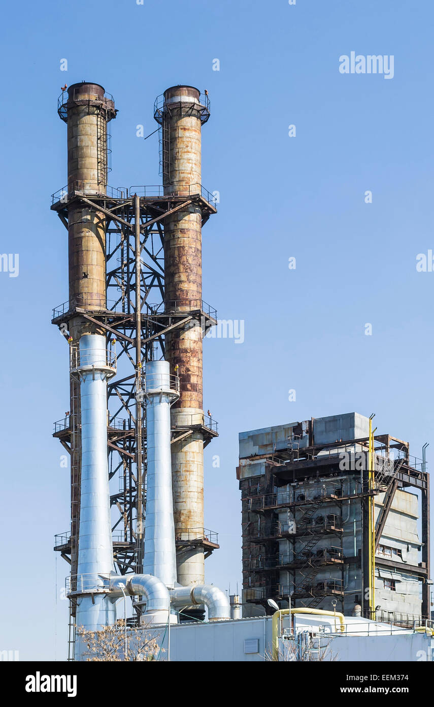 Kontrastierende Ansicht des alten und neuen Dampf Evakuierung Türme für Warmwasser Stockfoto