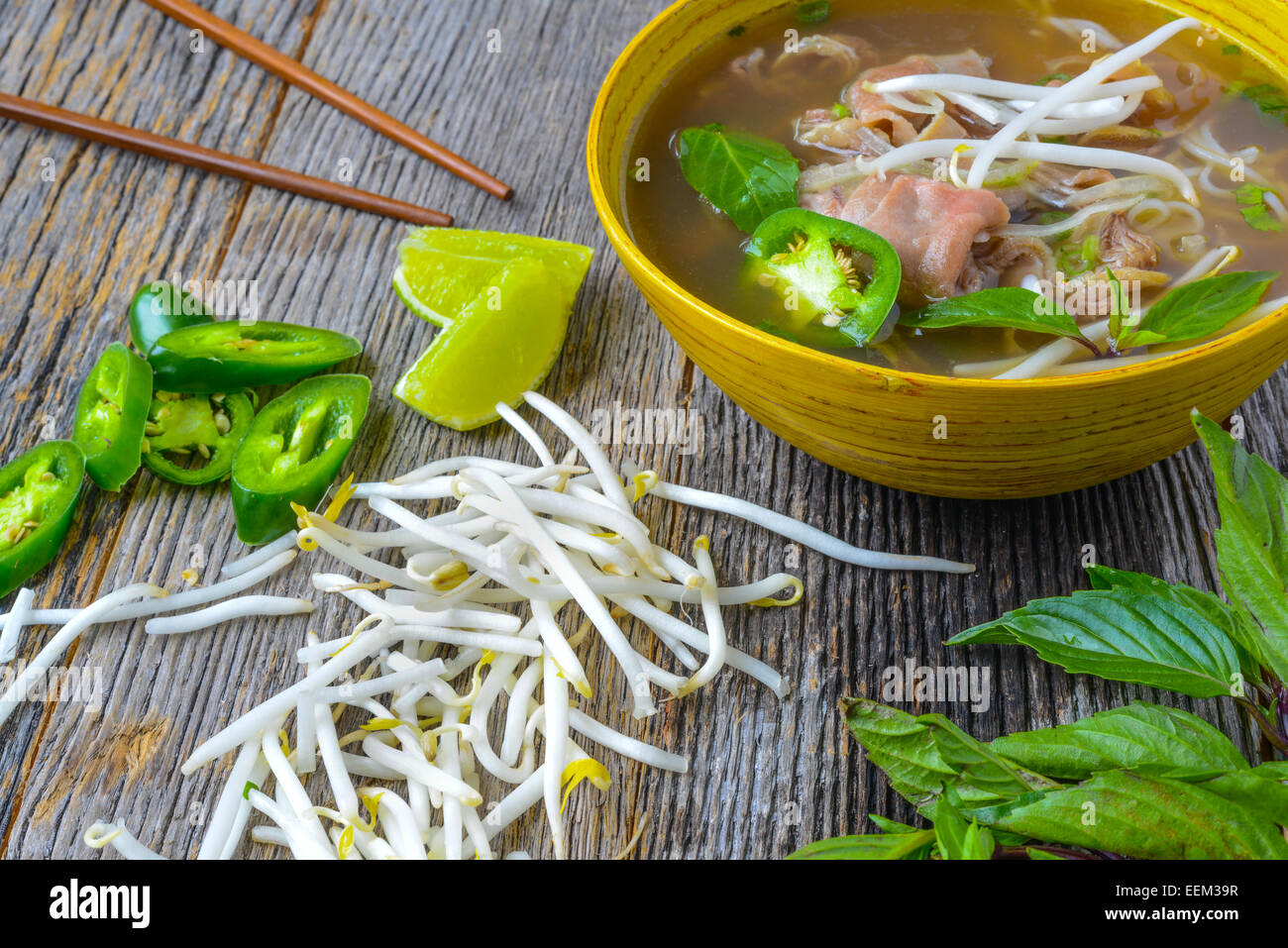 Pho Vietnamese Rindfleisch Suppe auf einem hölzernen Hintergrund Stockfoto