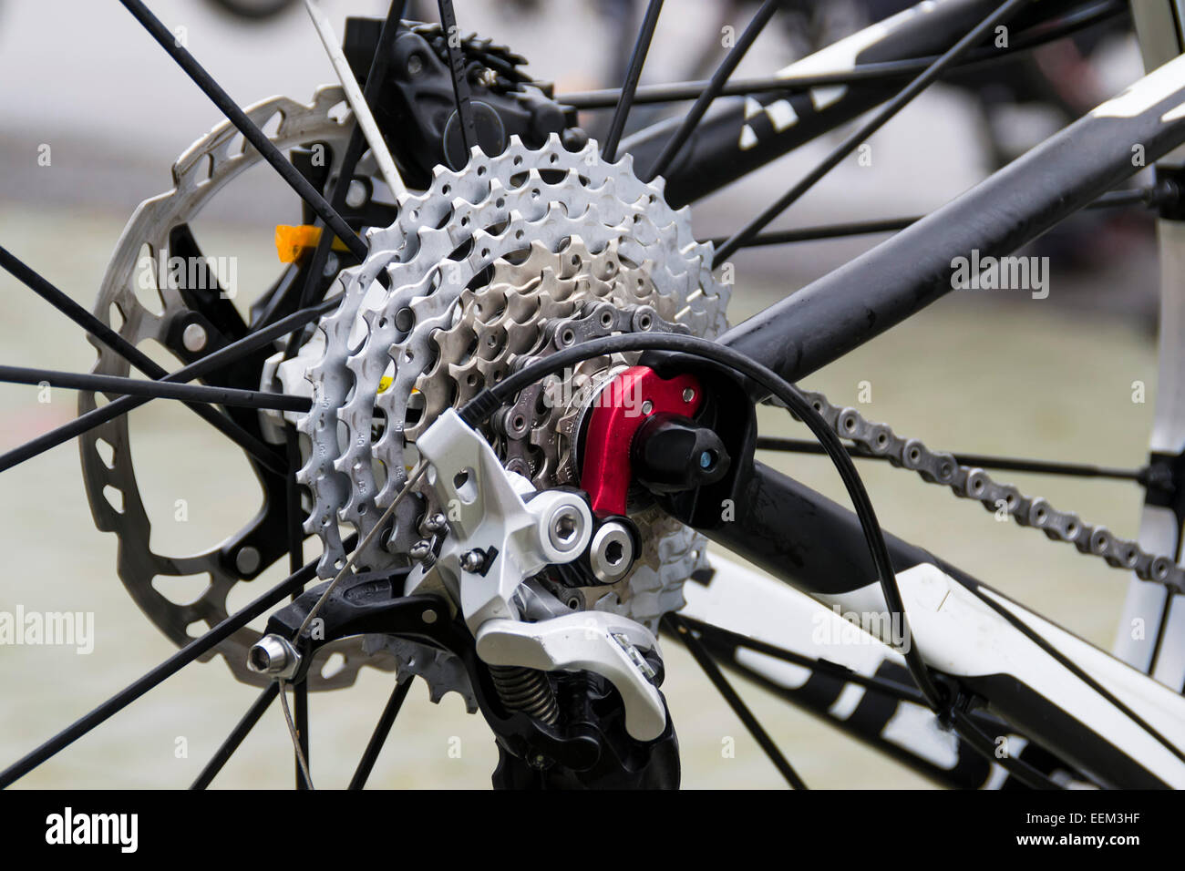 Die Rückseite eines Mountainbikes mit Details über Kettenräder, Bremsen und hinteren Schalthebel system Stockfoto