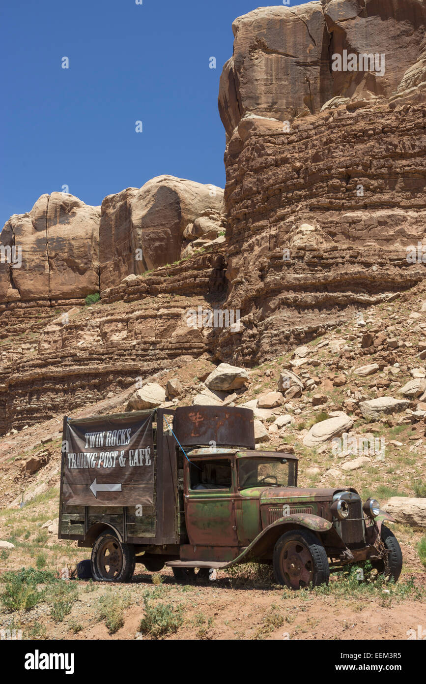 Alte van mit Werbung für den Twin Rocks Cafe, Täuschung, Utah, United States Stockfoto