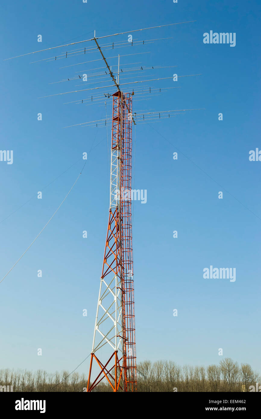 Hohen Mast mit Amateur Yagi Antenne an der Spitze Stockfoto