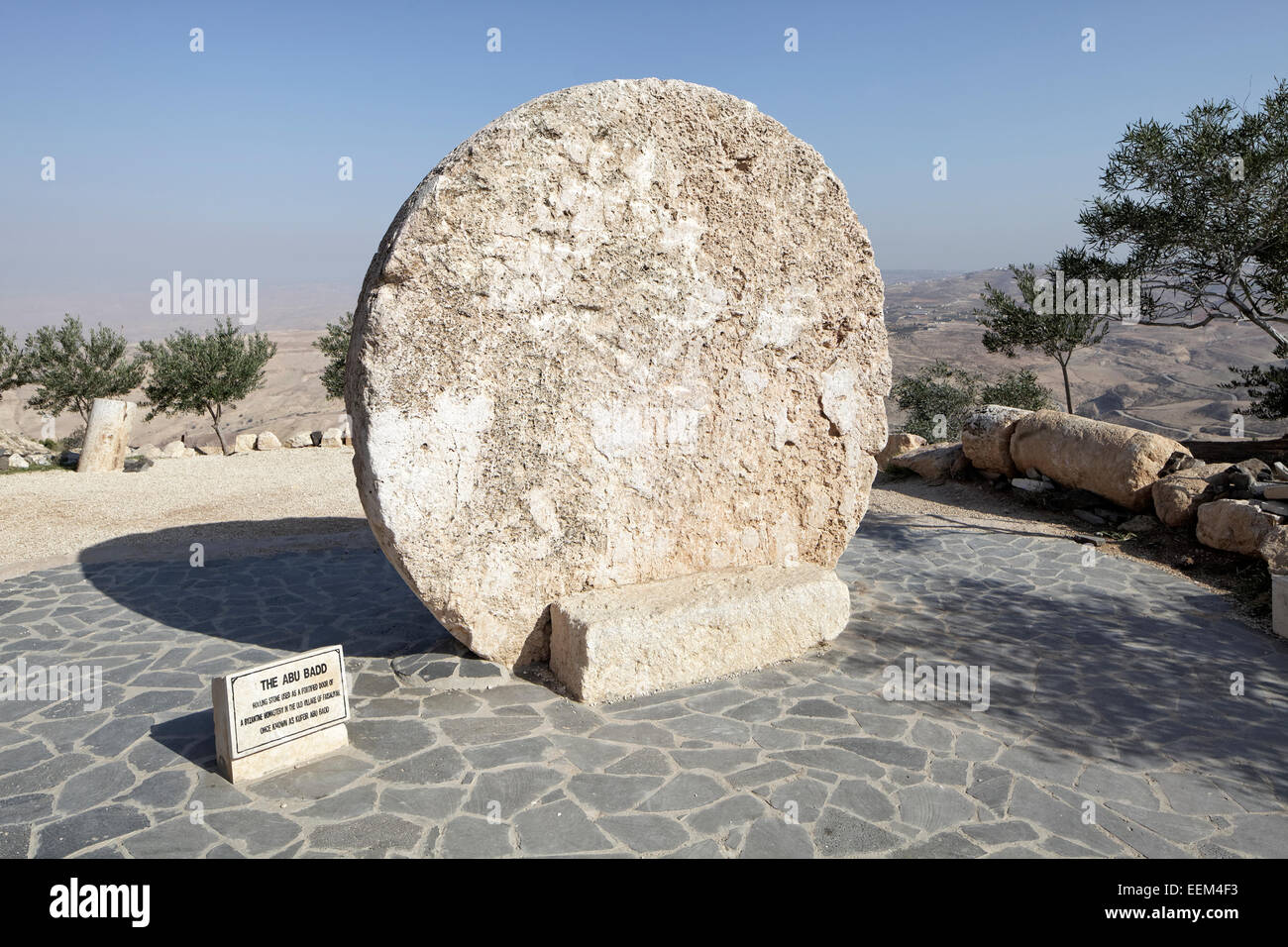 Runder Stein diente als die Tür des befestigten ehemaligen byzantinischen Klosters in der alten Stadt Faisaliyah Stockfoto