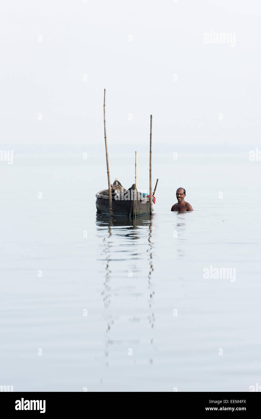 Herzmuschel-Picker auf seinem Boot, Vembanad See, Kerala, Indien Stockfoto