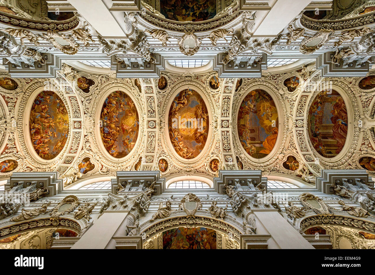 Stuck und Fresken im Kirchenschiff, barocke St.-Stephans Kathedrale, Passau, untere Bayern, Bayern, Deutschland Stockfoto