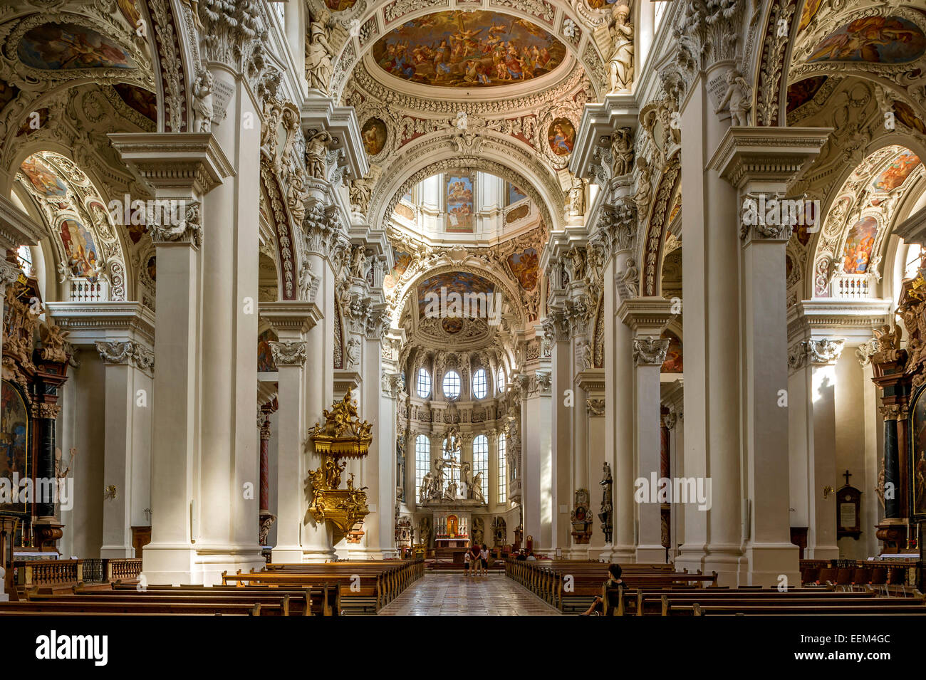 Kanzel, Stuck und Fresken im Kirchenschiff, barocke St.-Stephans Kathedrale, Passau, untere Bayern, Bayern, Deutschland Stockfoto