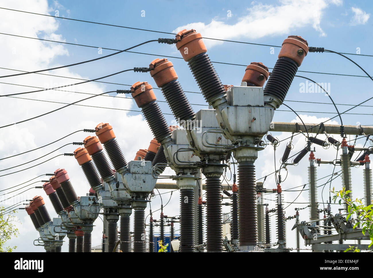 Reihe von großen elektrischen Spulen für elektrische Energieverteilung Stockfoto