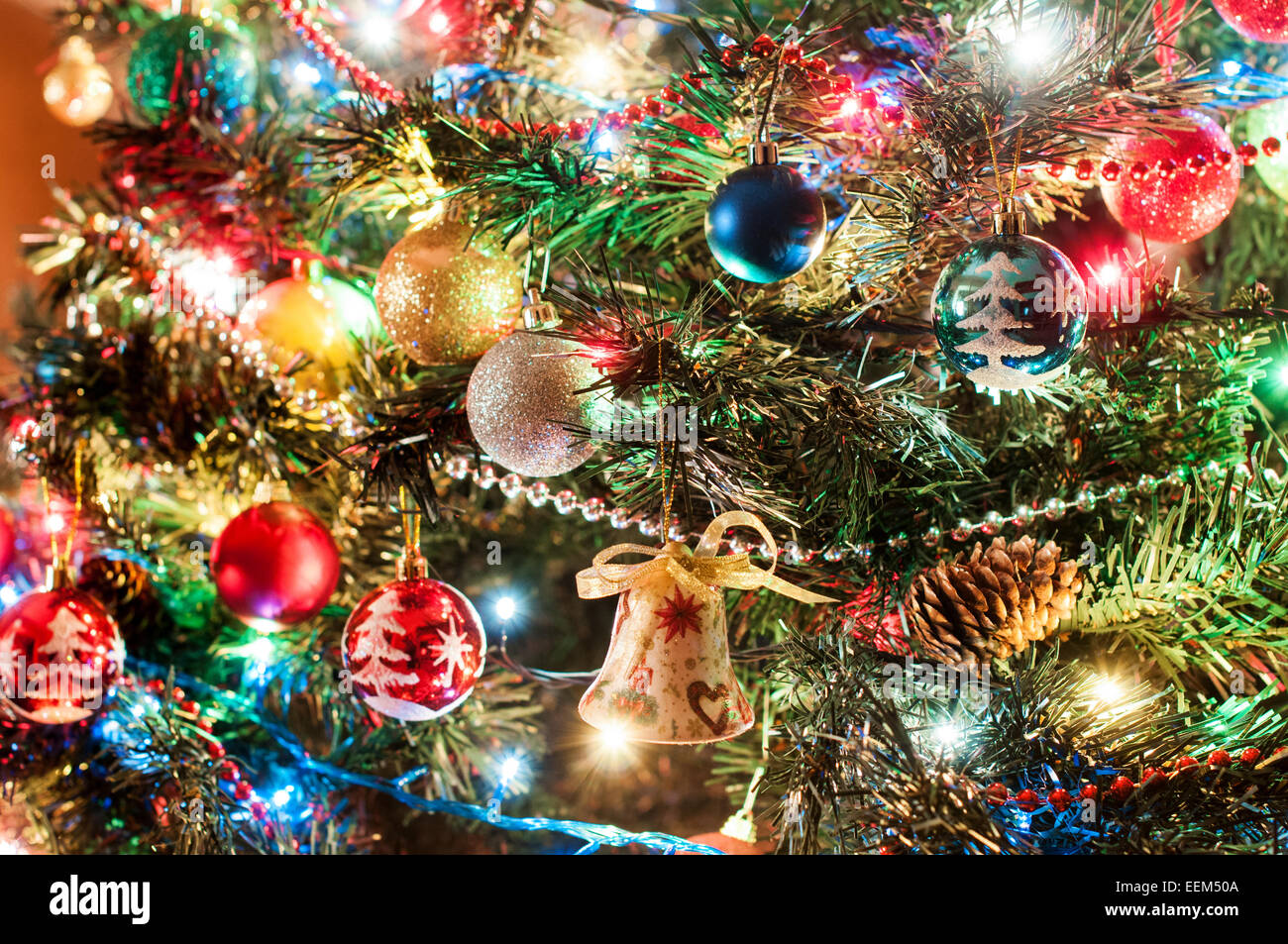 Teil der Weihnachtsbaum - dekoriert mit Kugeln, Glocken und Lichter Stockfoto