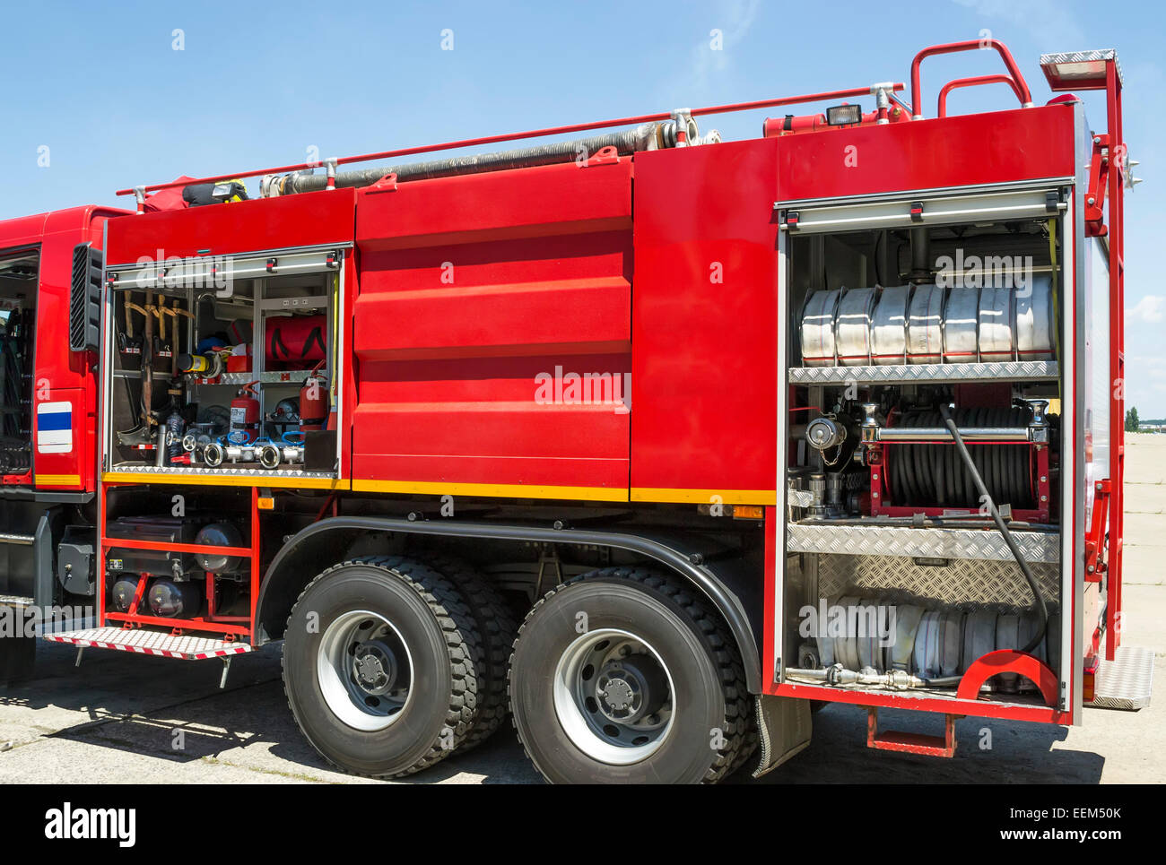 Geräte zur Brandbekämpfung installiert auf einem modernen Feuerwehrauto Stockfoto